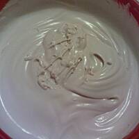 Lekki krem o smaku owocowym