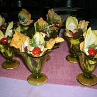 Sałatka - przekąska z serowym waflem