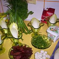 Sałatka - przekąska z serowym waflem