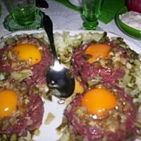 Tatar z czosnkiem i parzonym żółtkiem