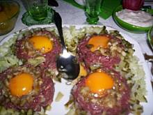 Fot. Mantu, Tatar z czosnkiem i parzonym żółtkiem