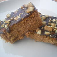 Ciasto z posmakiem truskawek i polewą czekoladowo orzechową kasiuli