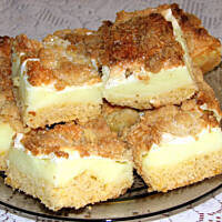 Pudding cake with crumble