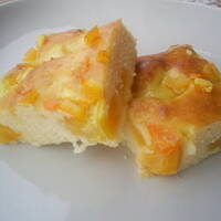 Ciasto z brzoskwiniami z aromatem cytrynowym i delikatną galaretką kasiuli