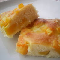 Ciasto z brzoskwiniami z aromatem cytrynowym i delikatną galaretką kasiuli