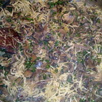 Udka duszone w ziołach z pieczarkami na ostro