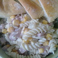 Sałatka makaronowa z ananasem i szynką