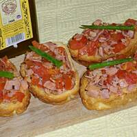 Crostini z szynką i pomidorami