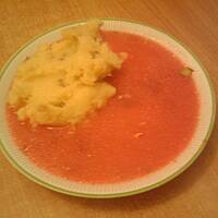 Czerwony barszcz z wysepką