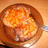 placki ziemniaczane z kielbasa i sosem