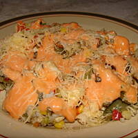 Smaczny kurczak z warzywami, ryżem i sosem