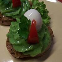 Polędwiczki z musem brokułowym i jajami przepiórczymi