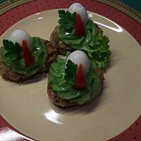 Polędwiczki z musem brokułowym i jajami przepiórczymi