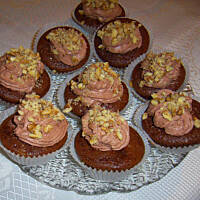 Ciemne babeczki z kremem i orzechami wg Różyczki