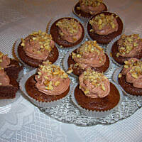 Ciemne babeczki z kremem i orzechami wg Różyczki