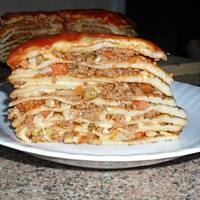 Mięsno-warzywny tort naleśnikowy