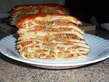 Fot. Mar'La, Mięsno-warzywny tort naleśnikowy