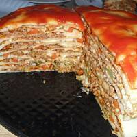 Mięsno-warzywny tort naleśnikowy