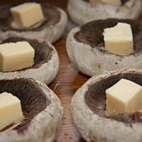 Pieczarki z nadzieniem mięsno serowym z pomidorowym sosem kasiuli