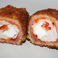 Drobiowe roladki z  fetą otulone boczkiem w kukurydzianej  panierce kasiuli