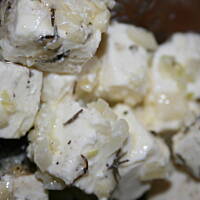 Drobiowe roladki z  fetą otulone boczkiem w kukurydzianej  panierce kasiuli