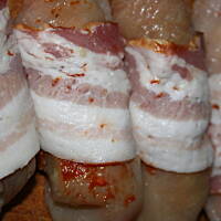 Drobiowe roladki z  fetą otulone boczkiem w kukurydzianej  panierce kasiuli