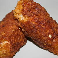 Drobiowe roladki z  fetą otulone boczkiem w kukurydzianej  panierce kasiuli