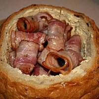 Ruloniki z boczku zapiekane w chlebie