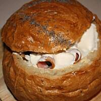 Ruloniki z boczku zapiekane w chlebie