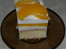 Fot. ekkore, szampańskie ciasto z brzoskwiniami