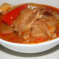 Gulasz maksymalnie paprykowy z posmakiem wędzonki kasiuli