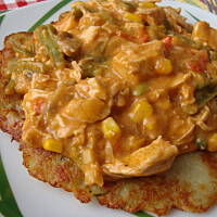 Placki ziemniaczane z warzywno-kurczakowym sosem