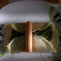 Parówki ze szpinakiem w cieście naleśnikowym