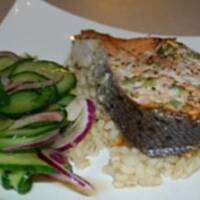 Łosoś pieczony z sałatką orientalną