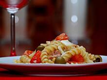 Fot. till, Sałatka z makaronem, tuńczykiem i oliwkami