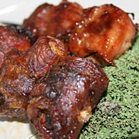 Ślimaczkowe" szaszłyki ze schabu i boczku z śliwką kasiuli