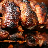 Ślimaczkowe" szaszłyki ze schabu i boczku z śliwką kasiuli