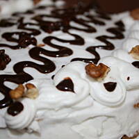 Ciasto orzechowe -  wilgotne z śmietankowym kremem i truskawkami kasiuli