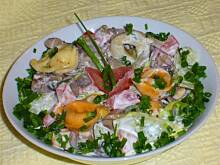 Fot. niebieska-różyczka, Sałatka pieczarkowa z kolorowym tortellini