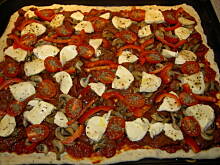 Fot. tineczka, Pizza z marynowaną poledwicą wieprzową i mozzarellą