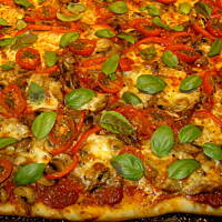 Pizza z marynowaną poledwicą wieprzową i mozzarellą