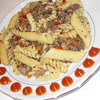 Makaron z mielonym, pieczarkami i papryką