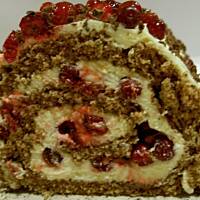 Rolada z czerwonymi borówkami