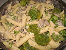 Fot. nina, Makaron penne z kurczakiem,brokułem i pieczarkami