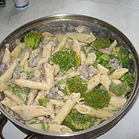 Makaron penne z kurczakiem,brokułem i pieczarkami