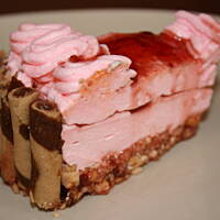 Ciasto truskawkowo śnieżkowe z kakaowymi rurkami kasiuli