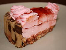 Fot. kasiul_a, Ciasto truskawkowo śnieżkowe z kakaowymi rurkami kasiuli