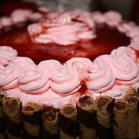 Ciasto truskawkowo śnieżkowe z kakaowymi rurkami kasiuli