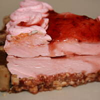 Ciasto truskawkowo śnieżkowe z kakaowymi rurkami kasiuli