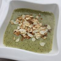 Krem z brokułów z migdałami